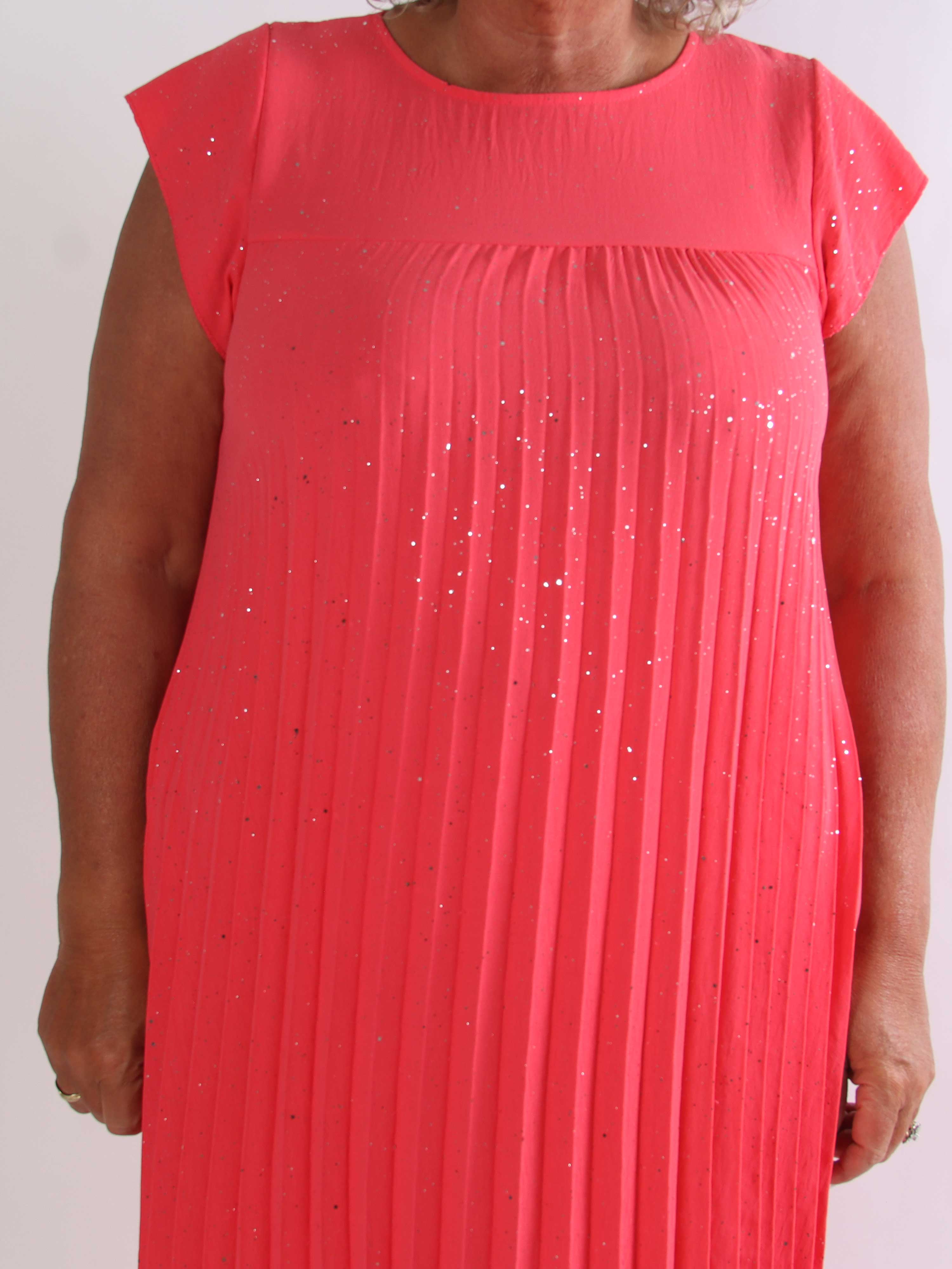 Nancy Glitter - Lang plus size kjole med plisseringer og lommer